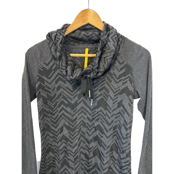 Women's Lolë Gray Black Patterned Long Sleeve Tee Small Funnel Neck - Picture 3 of 9